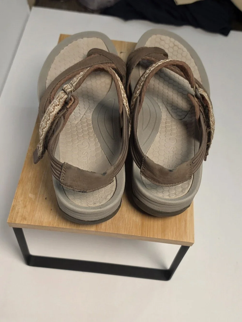 Baretraps Strappy Low Profile Wedge Sandal 8.5 Leather Toe Shoe